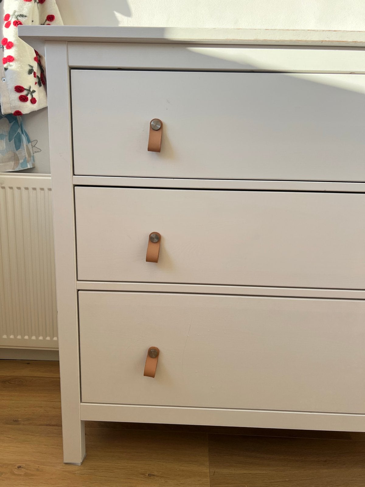 IKEA Hemnes ladekast - goede staat voorzien van leren greep, Huis en Inrichting, Ophalen, Gebruikt, 100 tot 150 cm, 3 of 4 laden
