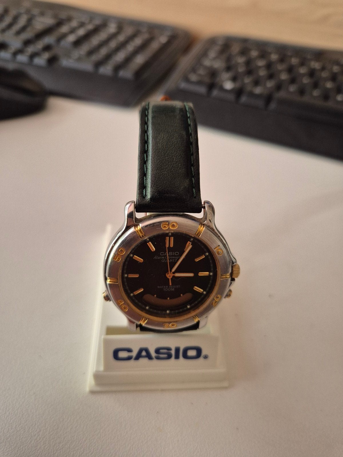Casio Analoog Horloge - Zwart met Gouden Details, Sieraden, Tassen en Uiterlijk, Horloges | Heren, Casio, Staal, Polshorloge, Ophalen of Verzenden