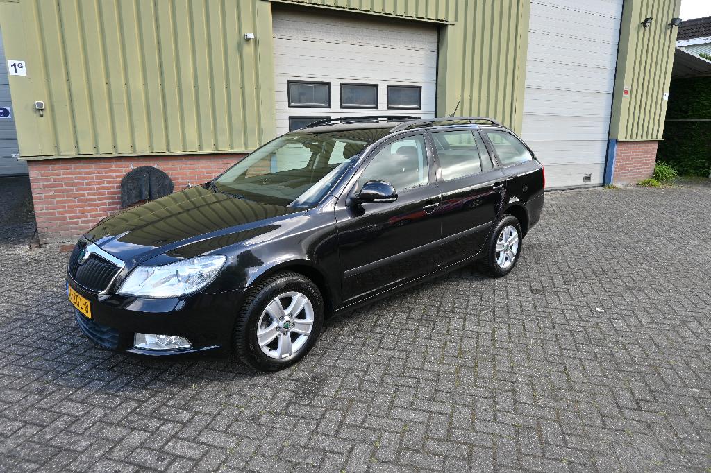 Skoda Octavia 1.4 TSI 90KW Combi 2012 Zwart, Voorwielaandrijving, Stof, 4 cilinders, Origineel Nederlands