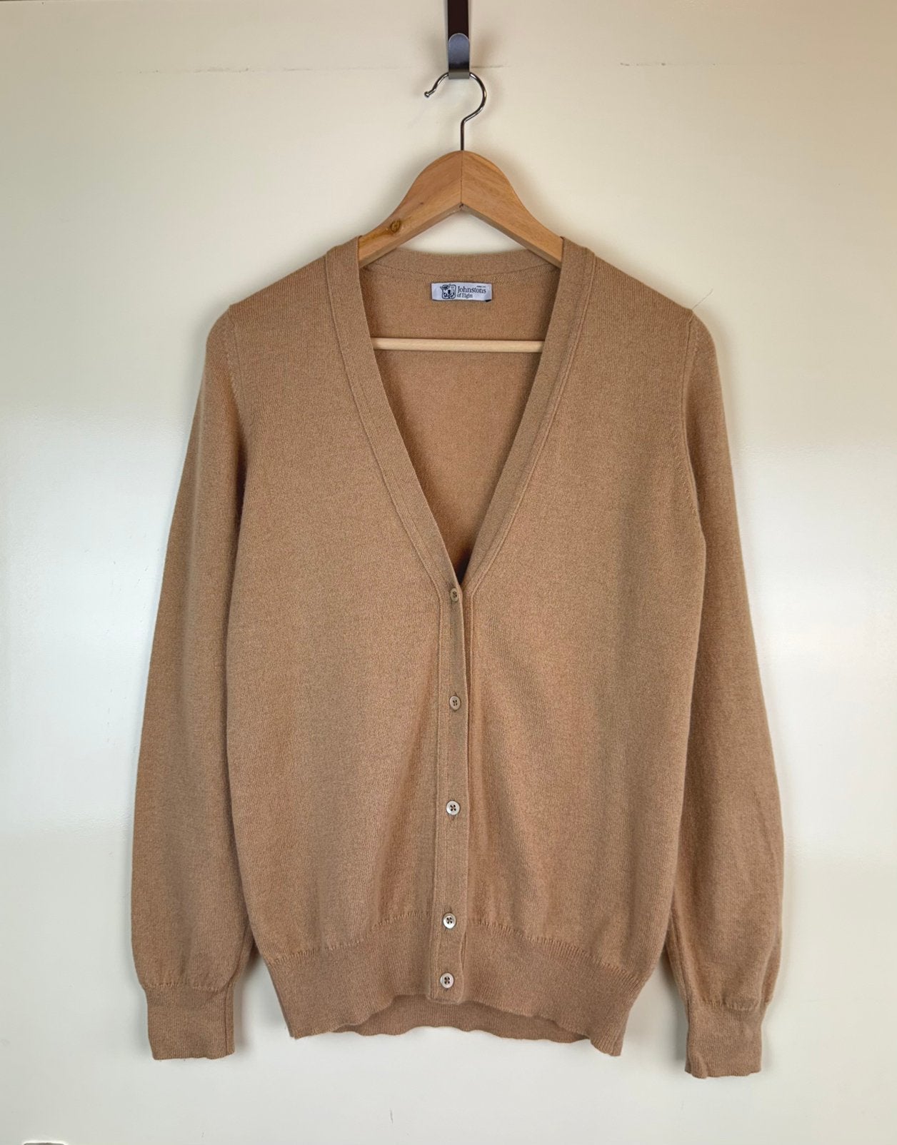 JOHNSTONS OF ELGIN Camel Beige 100% Cashmere Button Cardigan, Ophalen of Verzenden, Zo goed als nieuw, Maat 38/40 (M), Beige