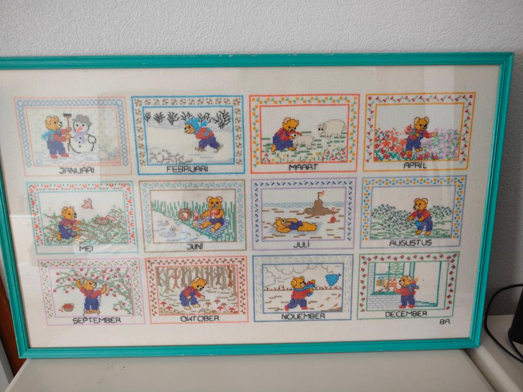 Geborduurd schilderij met berenkalender, Hobby en Vrije tijd, Overige Hobby en Vrije tijd, Ophalen of Verzenden, Gebruikt