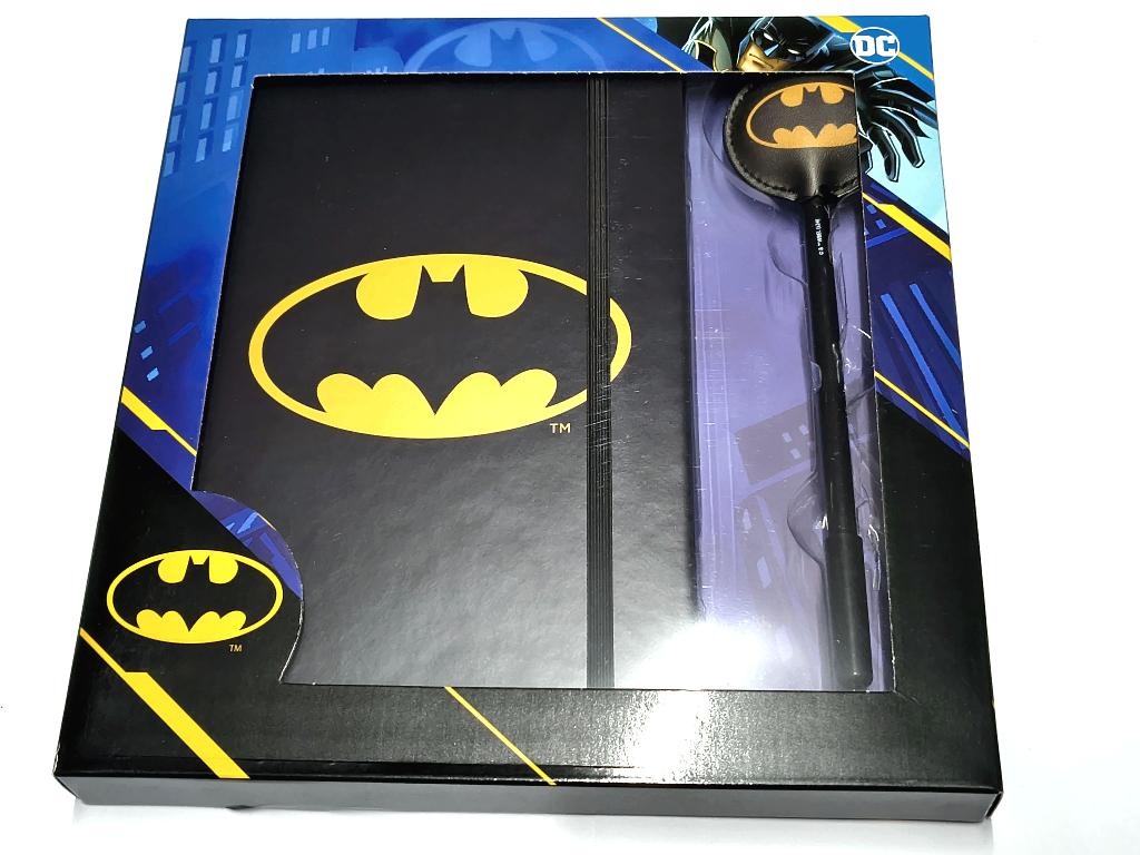 DC Comics Batman Diary Gift Box, Karacter Mania SL, A5, Ophalen of Verzenden, Polígono Industrial de la Pedrosa, Calle Botànica 78  ⠀ ⠀L'Hospitalet de Llobregat  ⠀ ⠀08908 ⠀BARCELONA  ⠀ ⠀Spanje