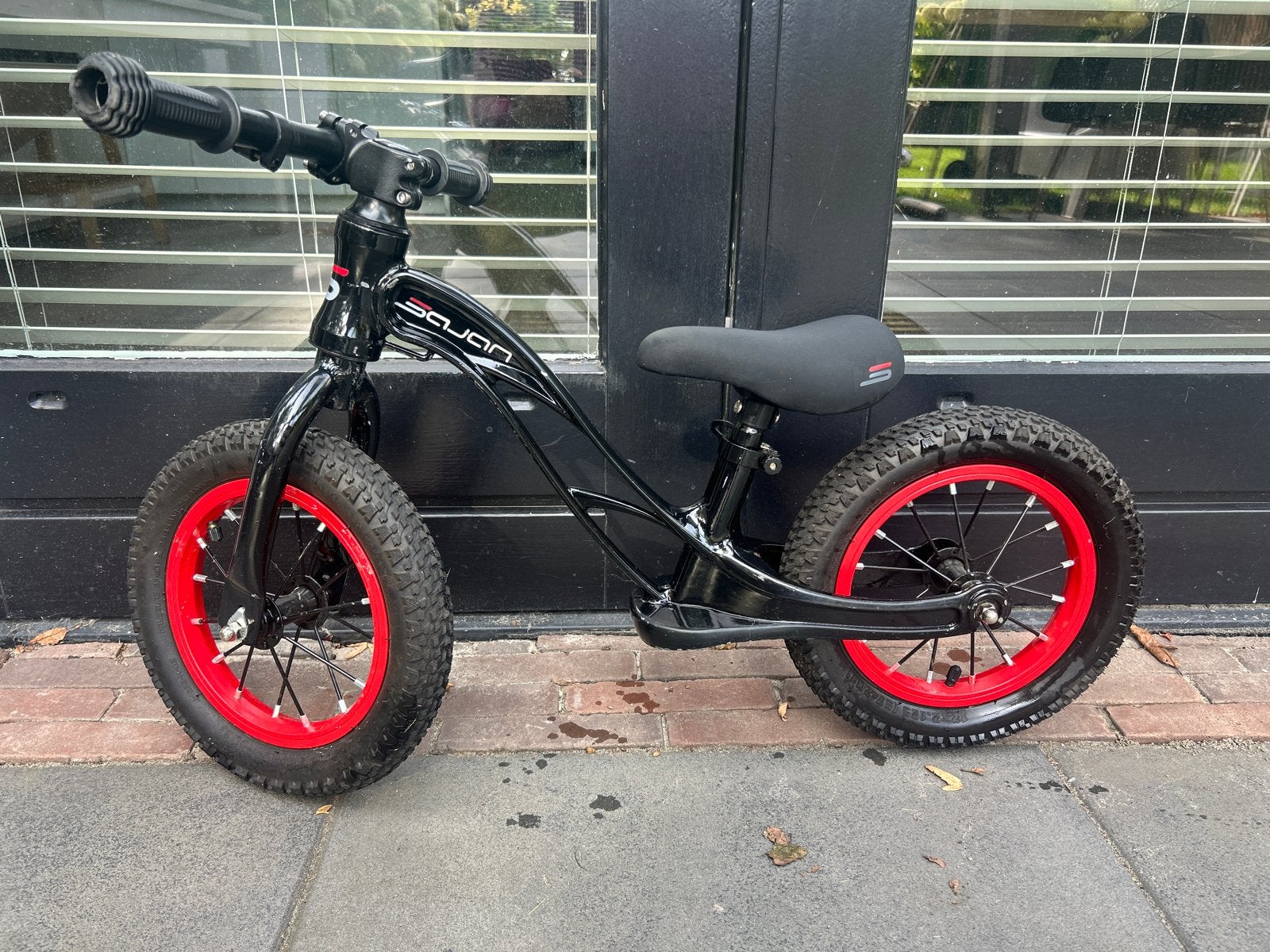 Sajan loopfiets - Zwart met rode velgen, Ophalen, Zo goed als nieuw, Minder dan 16 inch