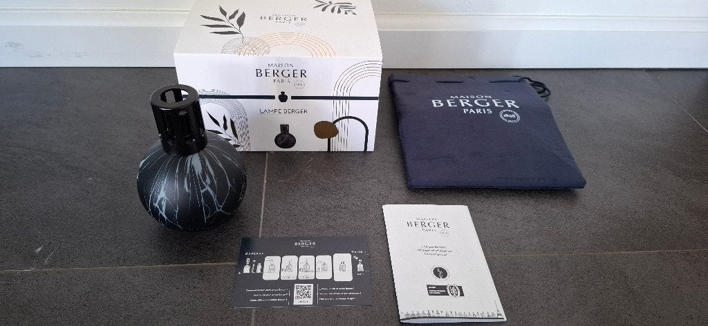 Lampe Berger Marbrure Noire geurkaars / kandelaar.Accessoire, Huis en Inrichting, Woonaccessoires | Kandelaars en Kaarsen, Geurverspreider