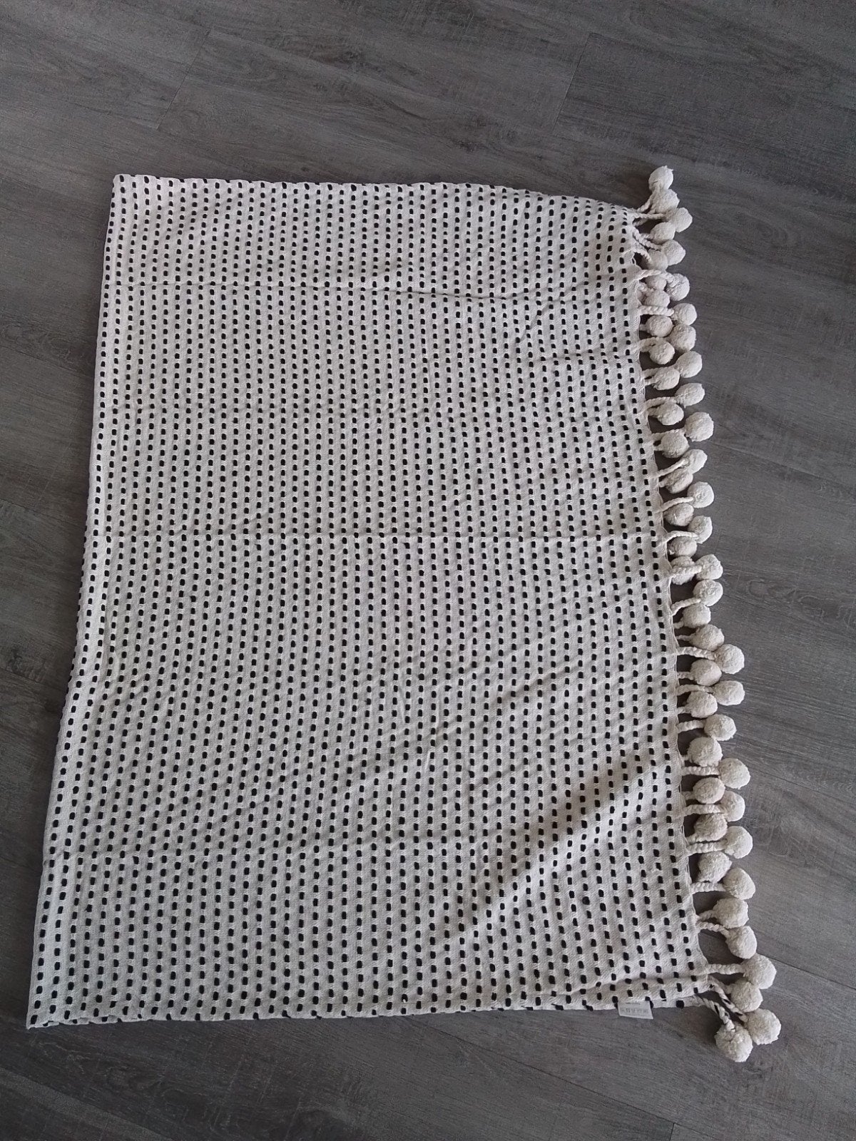 Nieuwe Simla plaid met pompon rand. De plaid is wit met zwar, Ophalen of Verzenden, Nieuw