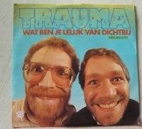 Ruil of koop Trauma "Wat ben je lelijk van dichtbij" (1982), Gebruikt, 7 inch, Nederlandstalig, Fotohoes