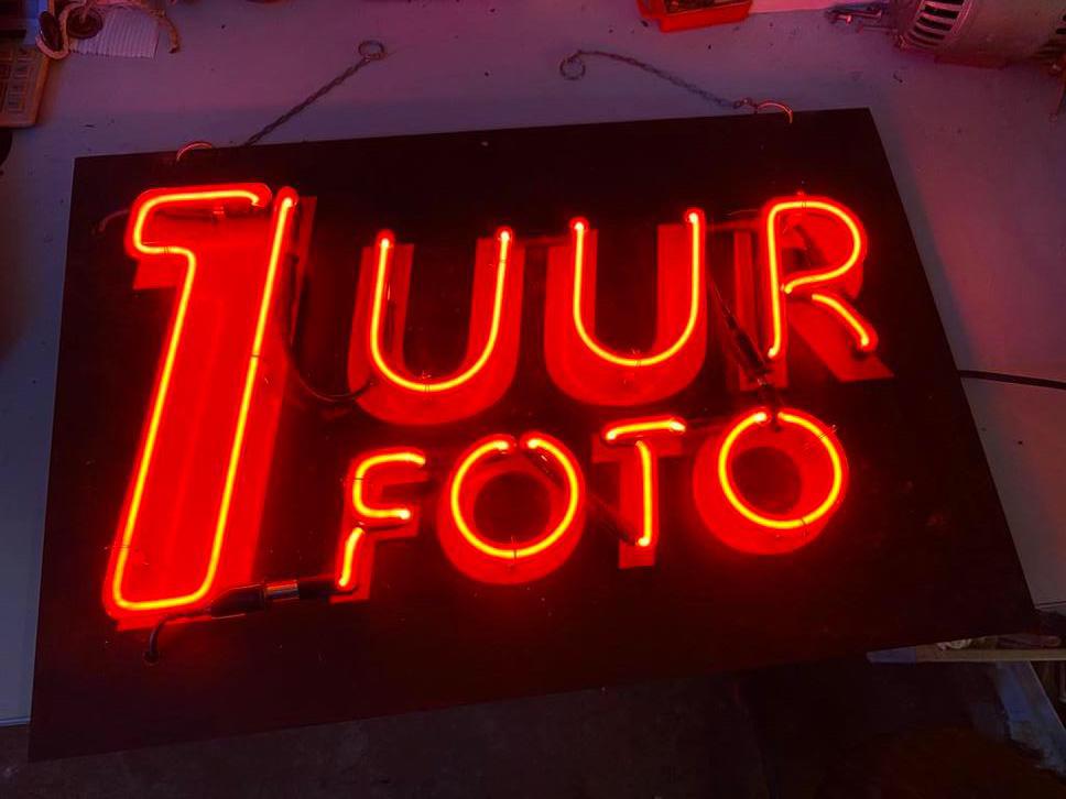 Neon ‘1 uur foto’, Verzamelen, Merken en Reclamevoorwerpen, Gebruikt, Lichtbak of (neon) lamp, Ophalen of Verzenden