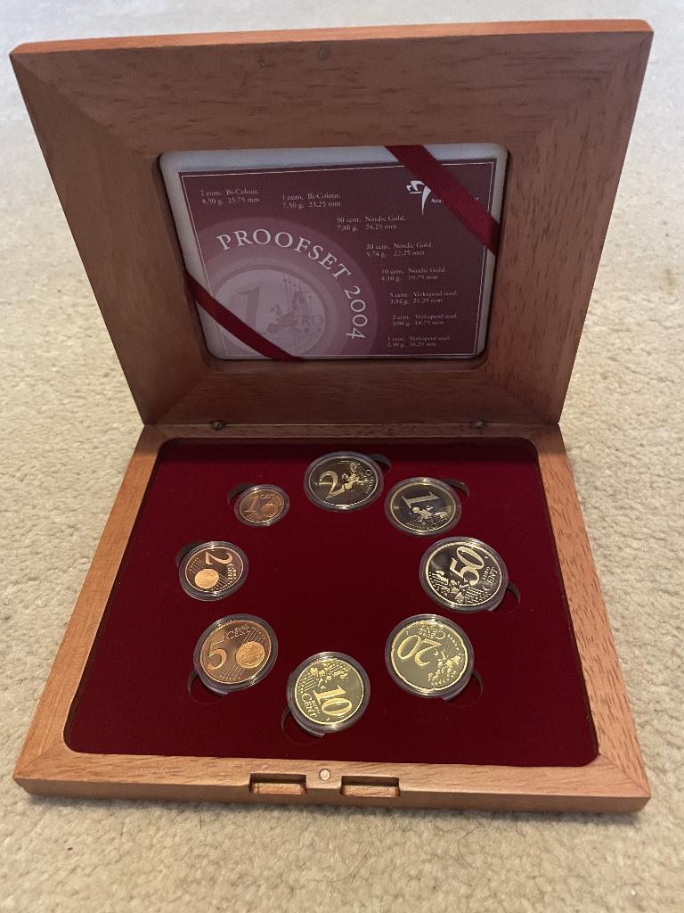 Proofset 2004 in houten cassette, Postzegels en Munten, Munten | Nederland, Ophalen of Verzenden, Koningin Beatrix, Euro's, Setje