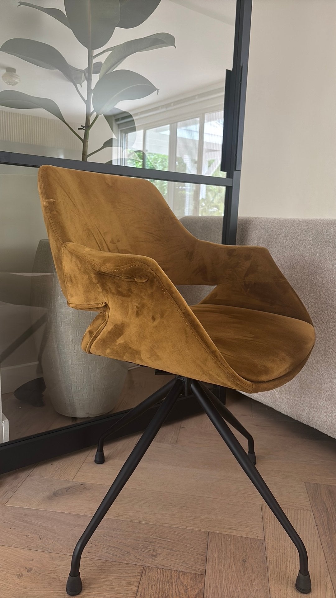 Stijlvolle velvet stoel - Okergeel, Huis en Inrichting, Stoelen, Ophalen, Overige kleuren, Zo goed als nieuw, Eén