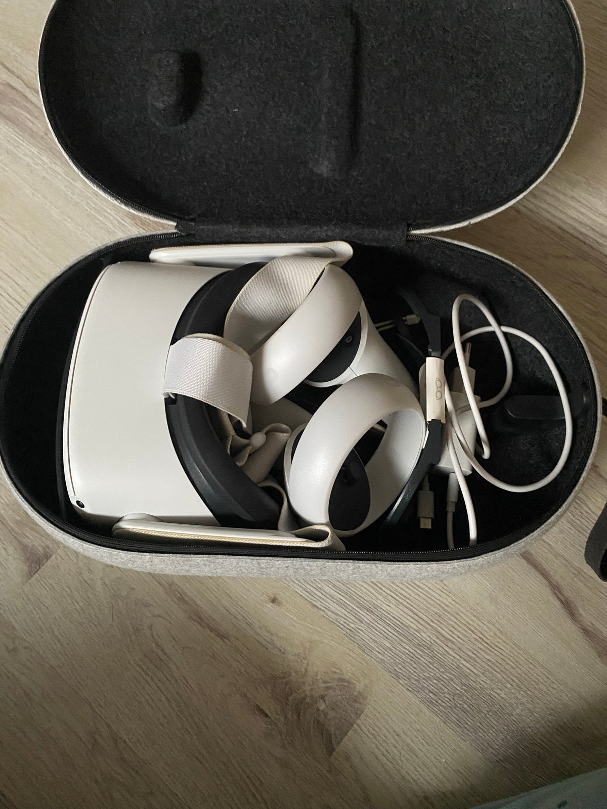 Oculus Quest 2 VR-headset met controllers en draagtas, Spelcomputers en Games, Virtual Reality, Ophalen, Zo goed als nieuw, VR-bril