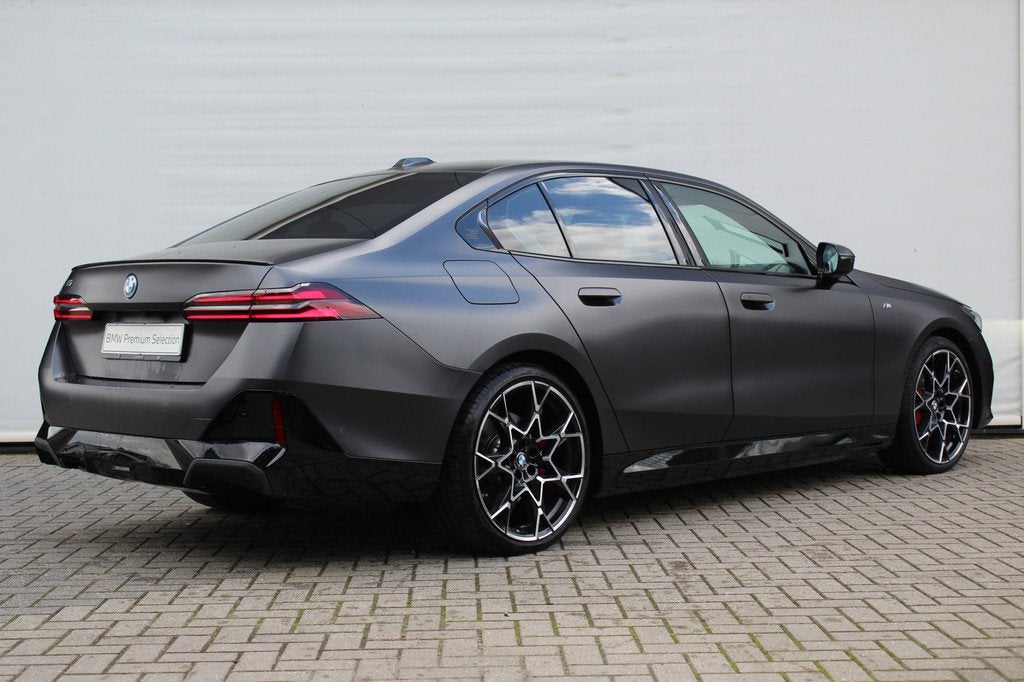 BMW i5 eDrive40 M Sport / Trekhaak / Comfort Access / Achter, Auto's, BMW, Achterwielaandrijving, Gebruikt, Zwart, Met garantie (alle)