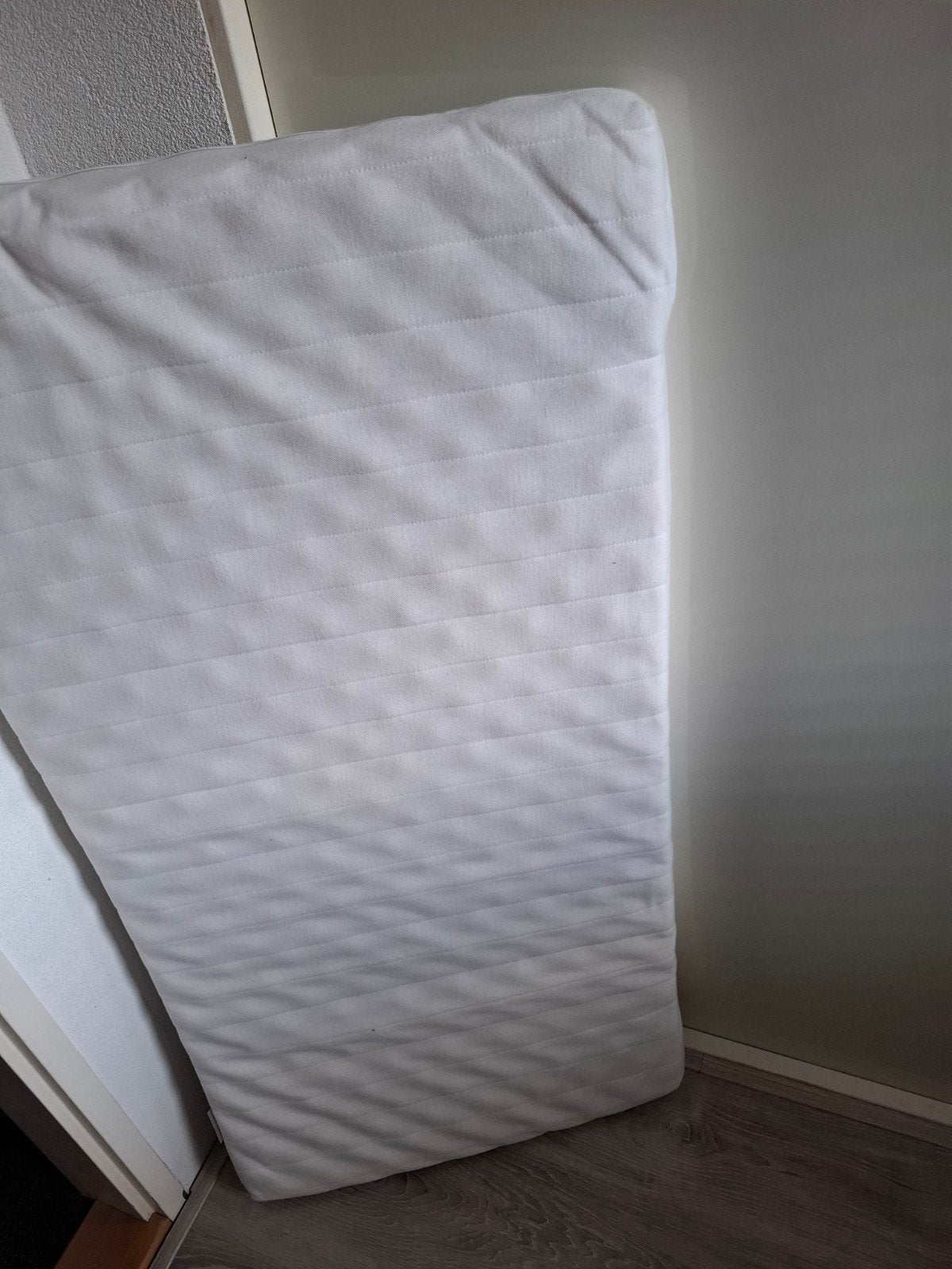 gratis  Ikea ledikant matrasje, Kinderen en Baby's, Ophalen, Gebruikt, Ledikant
