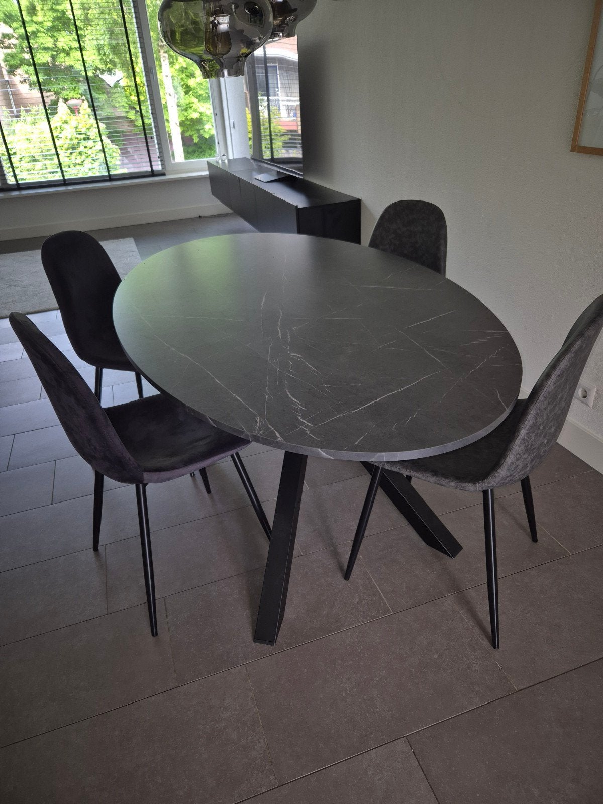Moderne ovale eettafel met 4 stoelen, Huis en Inrichting, Ophalen, 100 tot 150 cm, Modern, Industrieel, Overige materialen
