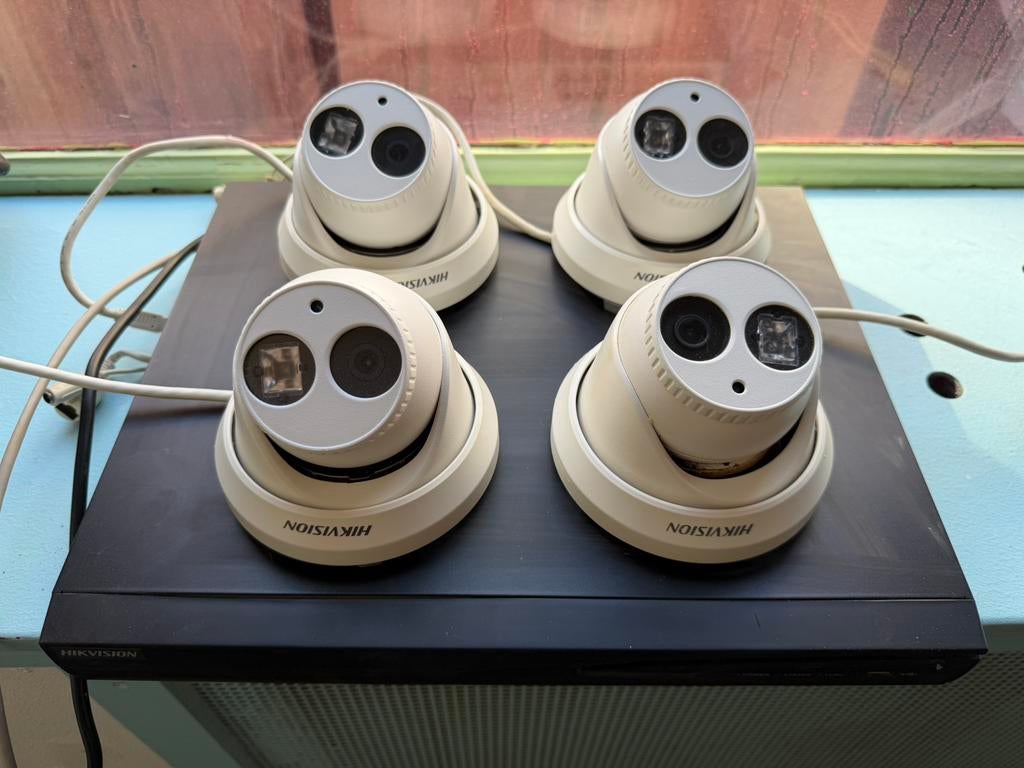 Hikvision Compleet Camerasysteem: 4 Dome Camera's & Recorder, Ophalen of Verzenden, Zo goed als nieuw