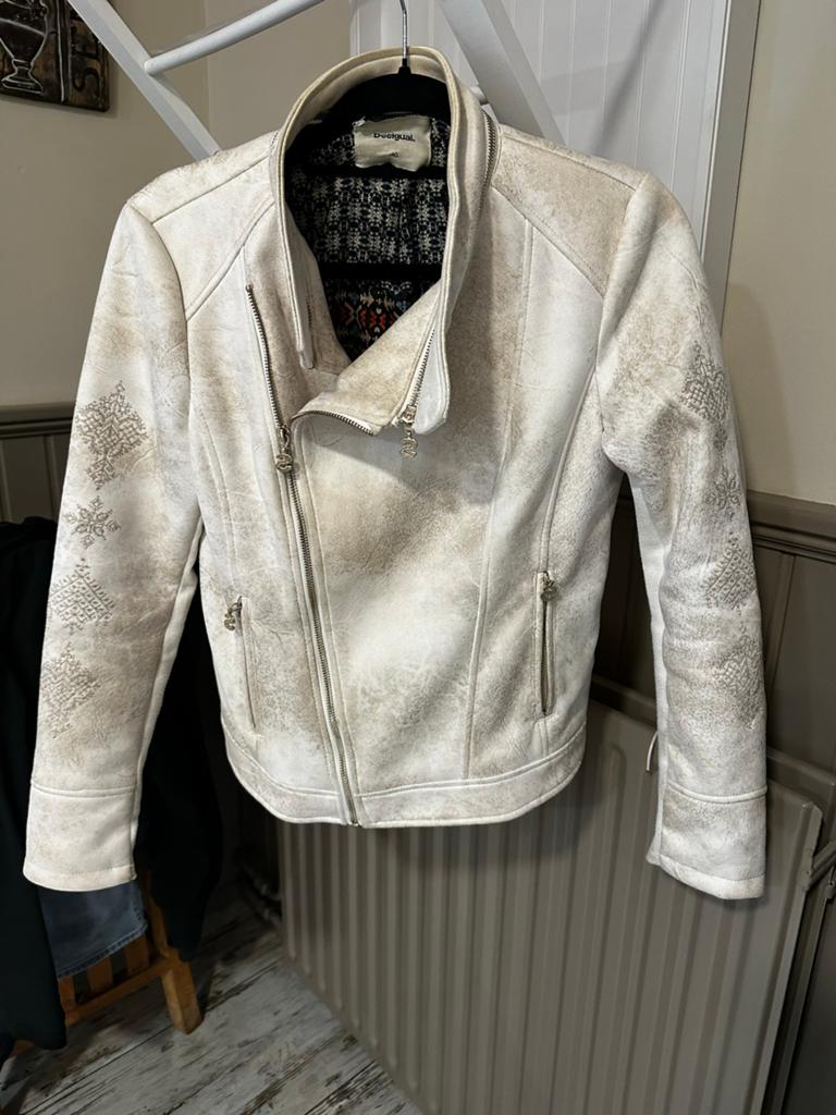Desigual bikerjack met borduursels - Maat M, Ophalen of Verzenden, Gedragen, Maat 38/40 (M), Wit