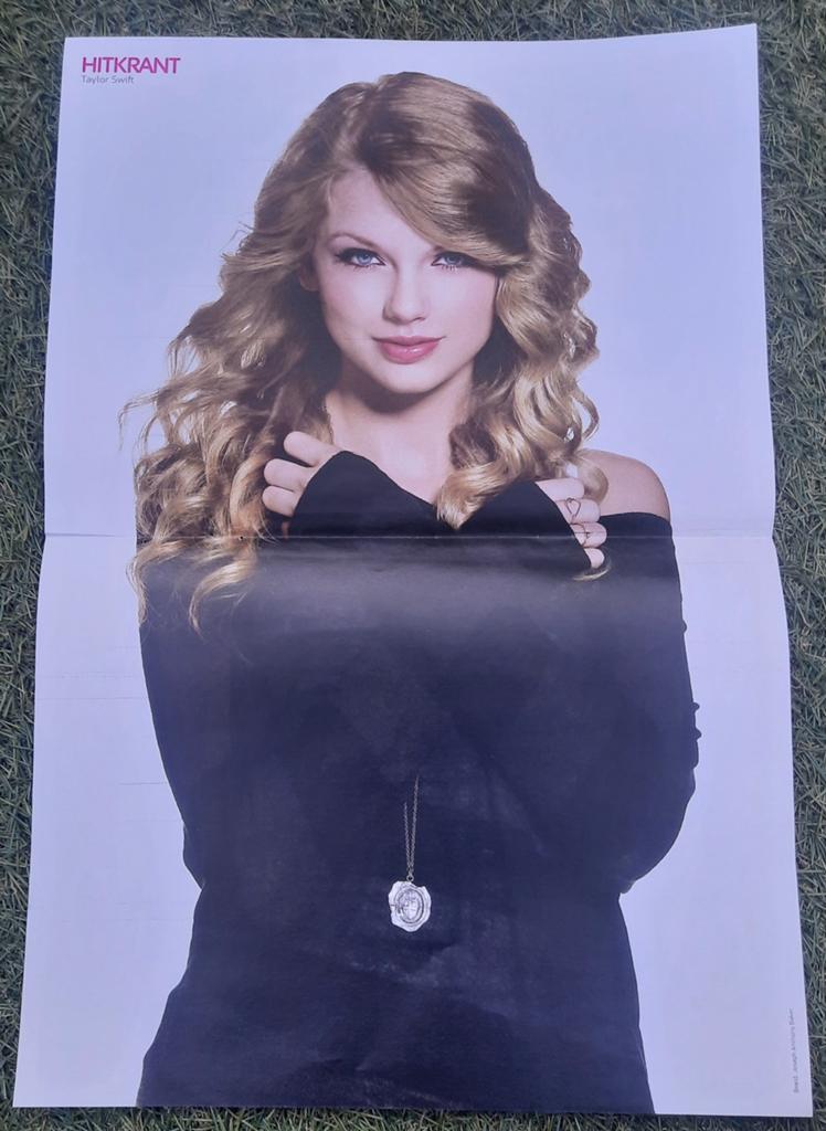 Poster 2x A4 Hitkrant 2011 Taylor Swift / One Direction /BTR, Verzamelen, Ophalen of Verzenden, Gebruikt, A1 t/m A3, Muziek