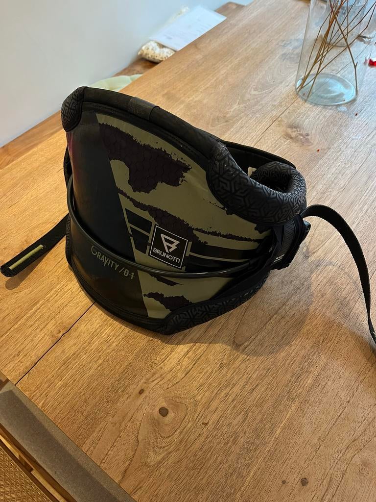 Brunotti Gravity 8+1 semi hardshell harnas - Maat M/L, Watersport en Boten, Kitesurfen, Gebruikt, Trapeze, Geen board, Ophalen of Verzenden