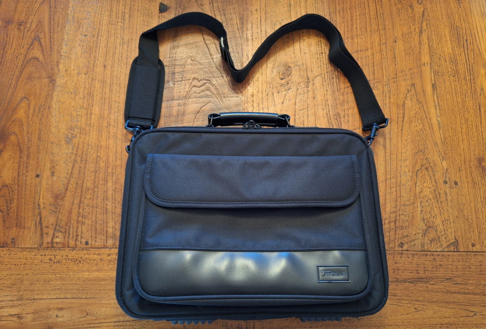 Targus laptoptas met schouderriem, Computers en Software, Laptoptassen, Ophalen of Verzenden, 17 inch of meer, Zo goed als nieuw