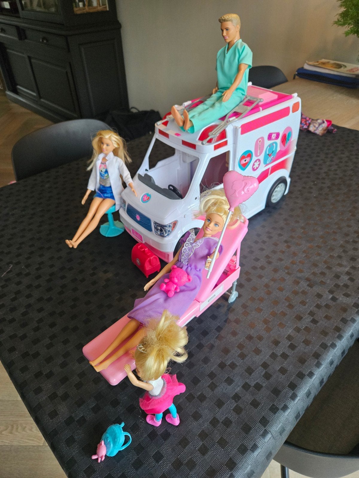 Barbie ambulance met poppen, Ophalen of Verzenden