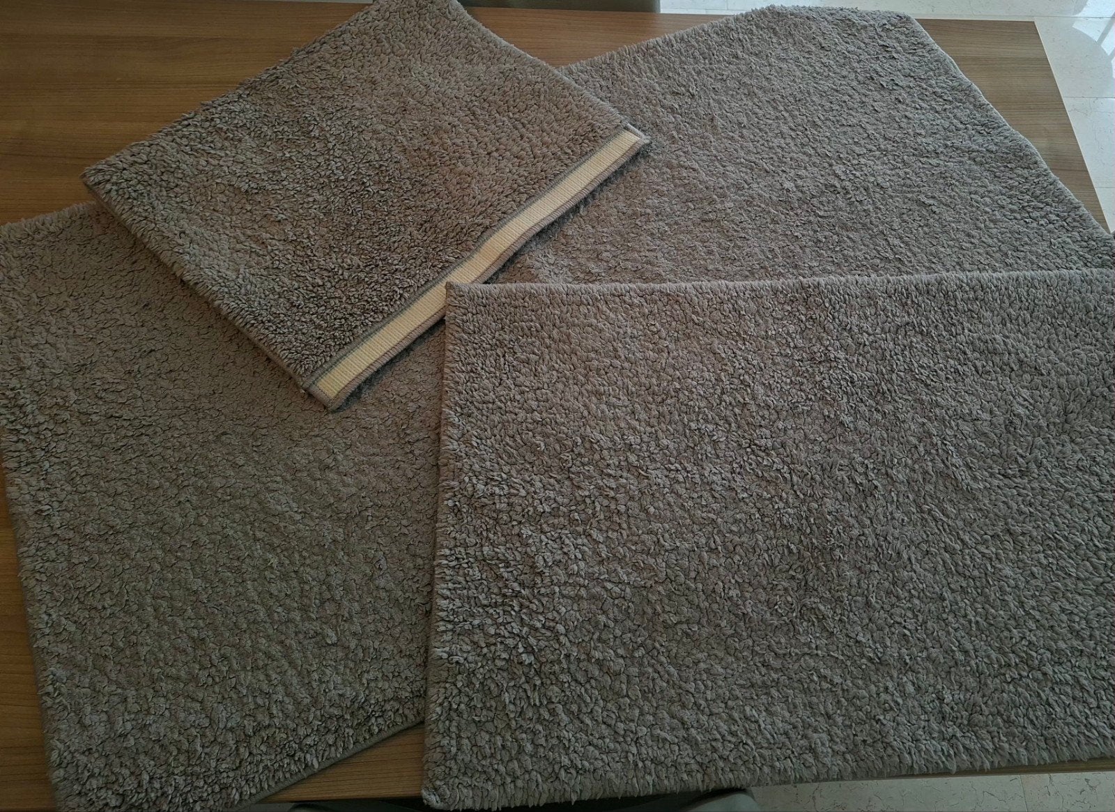 Gratis drie beige badmatten - For free, Huis en Inrichting, Ophalen, Gebruikt, Beige, Parket