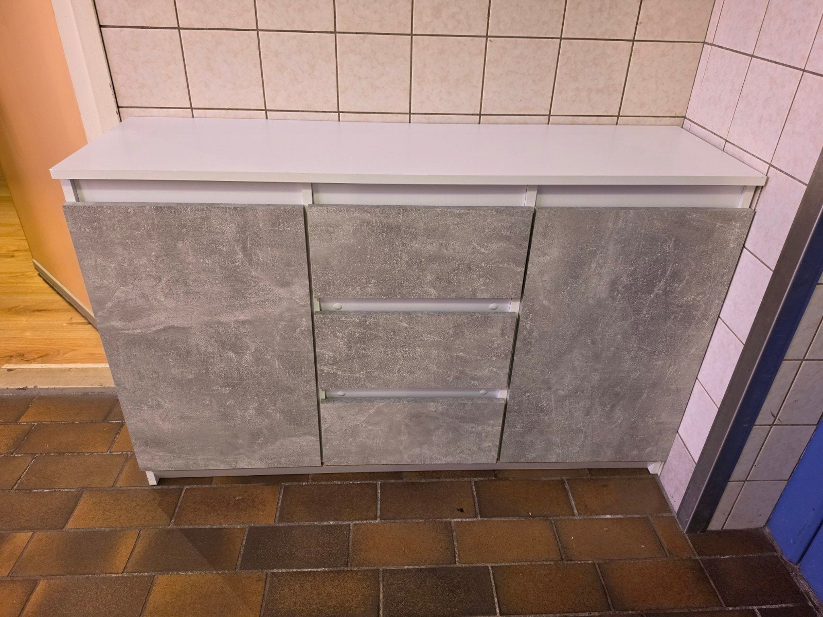 Stijlvol dressoir met lades en deuren - Grijs/Wit, 100 tot 150 cm, Met lade(s), Zo goed als nieuw, 25 tot 50 cm