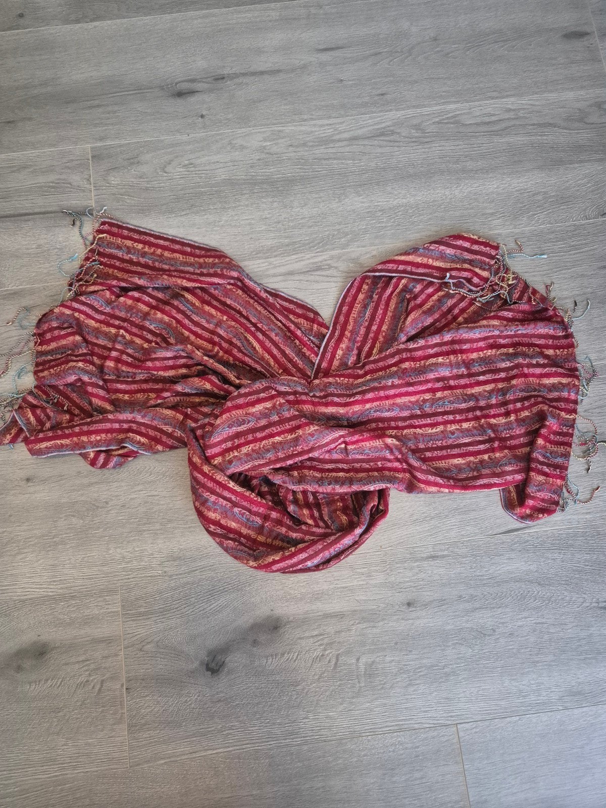 Rode Paisley Sjaal / Omslagdoek met Franjes – Bohemien & Oos, No logo, Maat 46/48 (XL) of groter, Nieuw, Ophalen of Verzenden