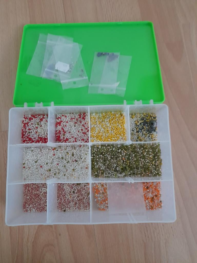 Te koop Rocailles fijne kralen met opbergdoos vakken, Hobby en Vrije tijd, Ophalen of Verzenden, Zo goed als nieuw, Kraal
