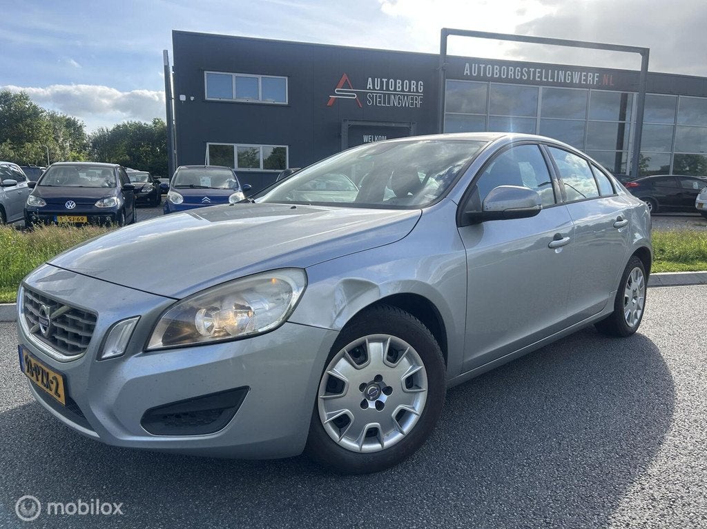 Volvo S60 1.6 DRIVe [ NAP cruise navigatie trekhaak ], Auto's, Volvo, Voorwielaandrijving, Euro 5, 4 cilinders, Automatische klimaatregeling