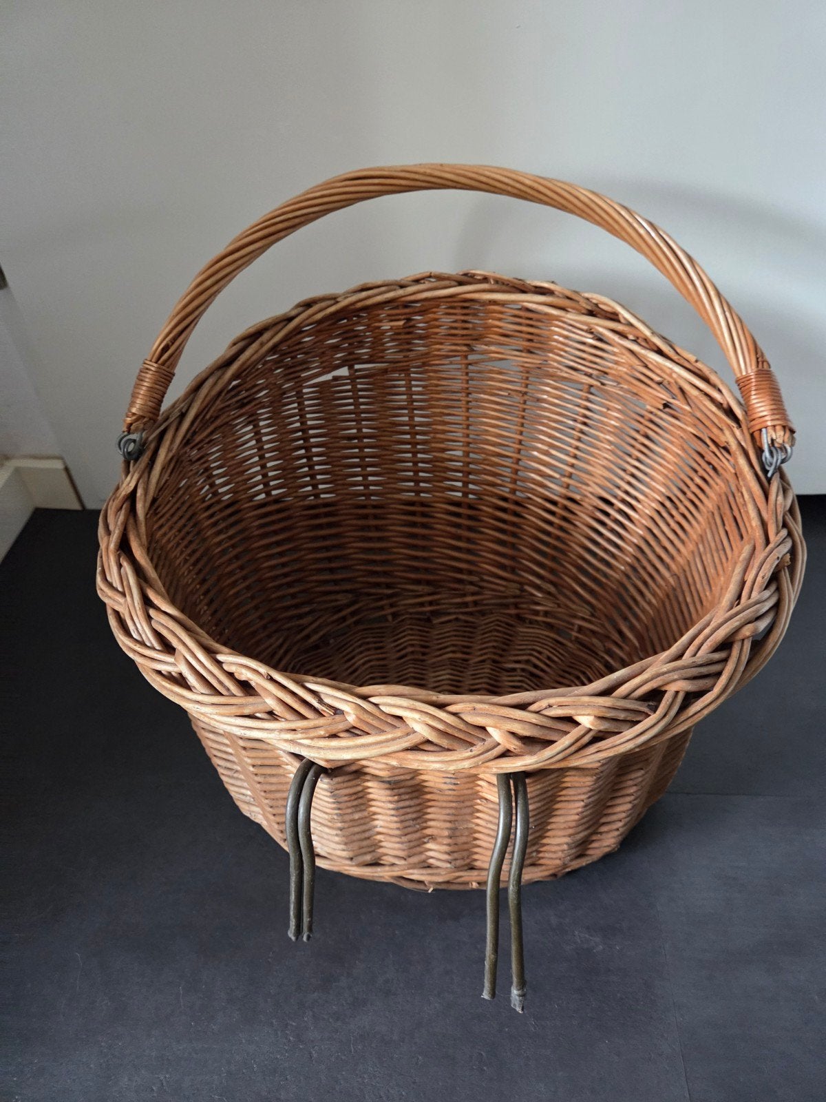 Vintage rieten fietsmand met stuurbevestiging, Ophalen of Verzenden, Gebruikt, Fietsmand, Stuurbevestiging