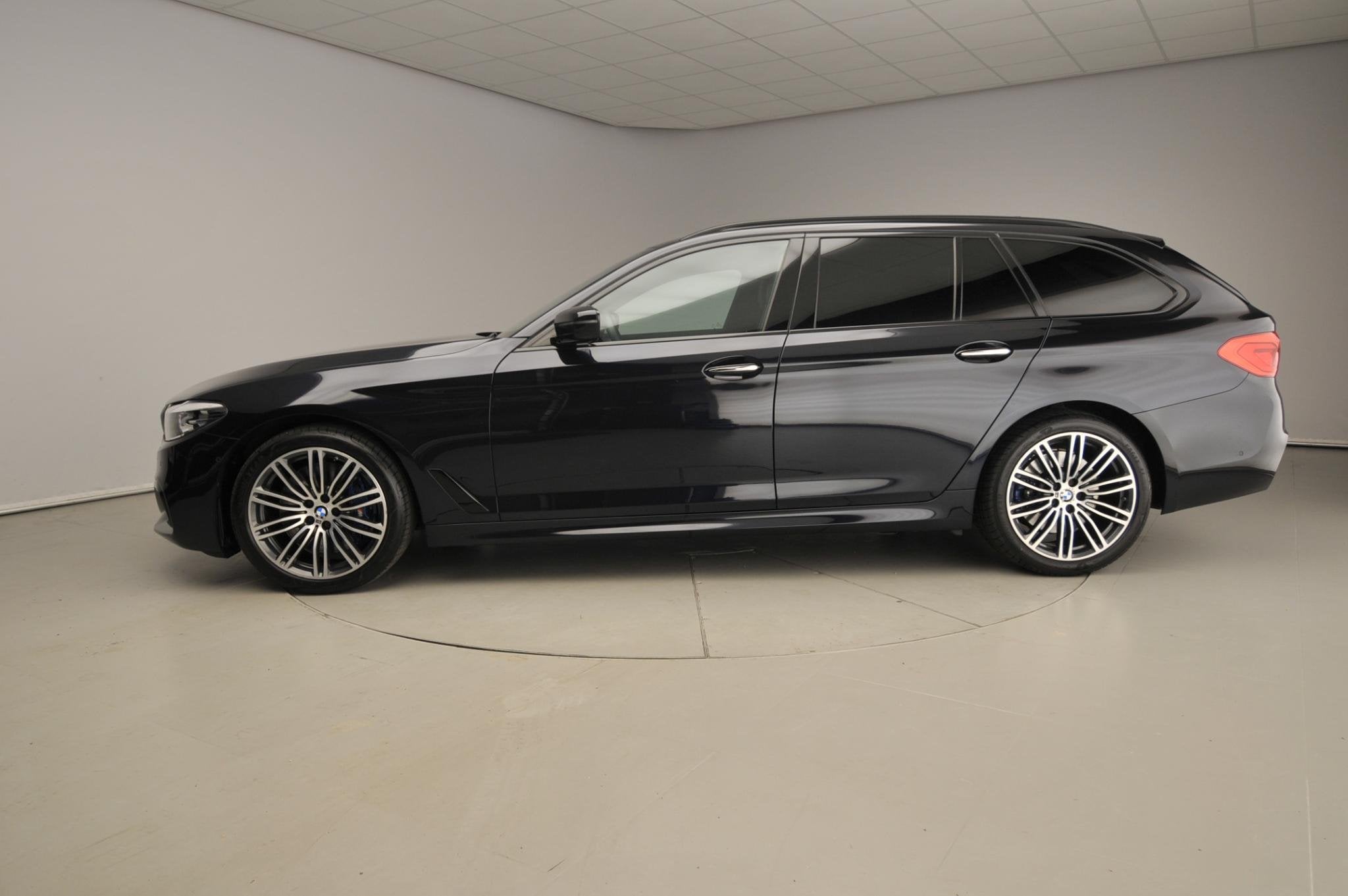 BMW 5 Serie Touring 540i xDrive M-Sportpakket / Camera / HIF, Stof, Gebruikt, Euro 6, 2000 kg