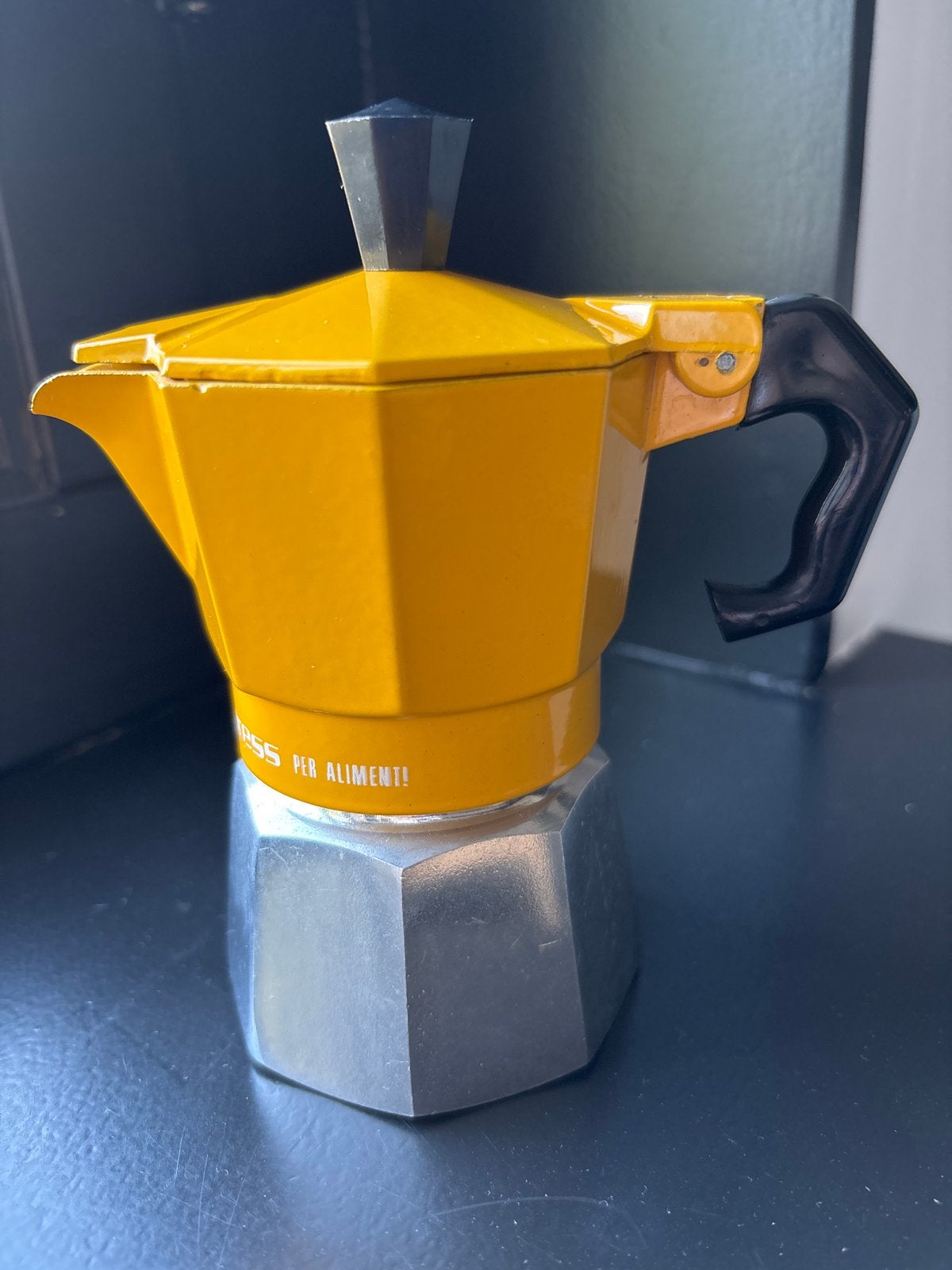 Perculator Gele Italiaanse Moka Express Koffiepot - 10 cm, Espresso apparaat, Gemalen koffie, Ophalen of Verzenden, Zo goed als nieuw