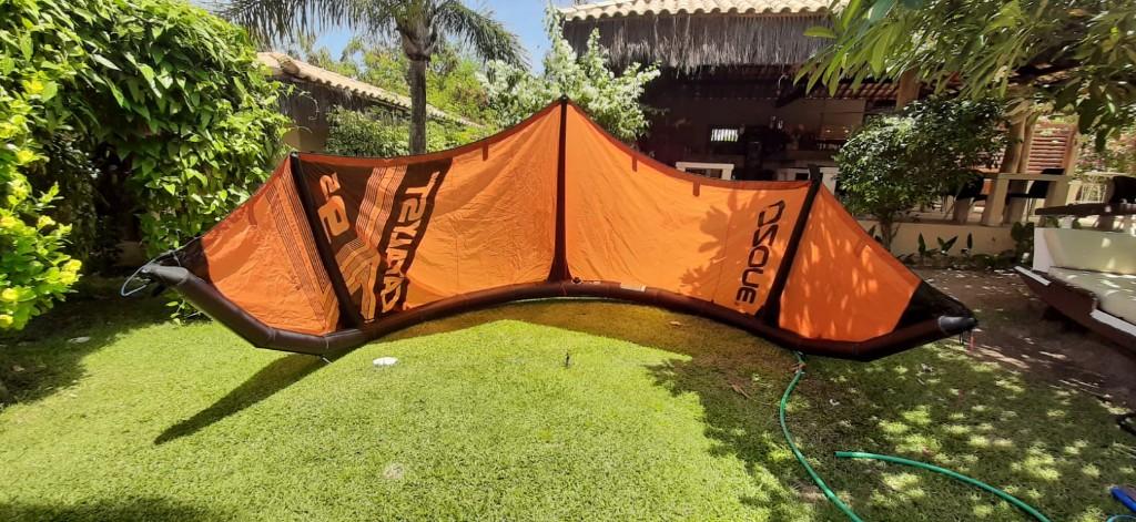 Kite Ozone Catalyst V2 met bar, rugzak, wetsuit en trapese, Watersport en Boten, Kitesurfen, Gebruikt, 9 m², Geen board, Ophalen of Verzenden