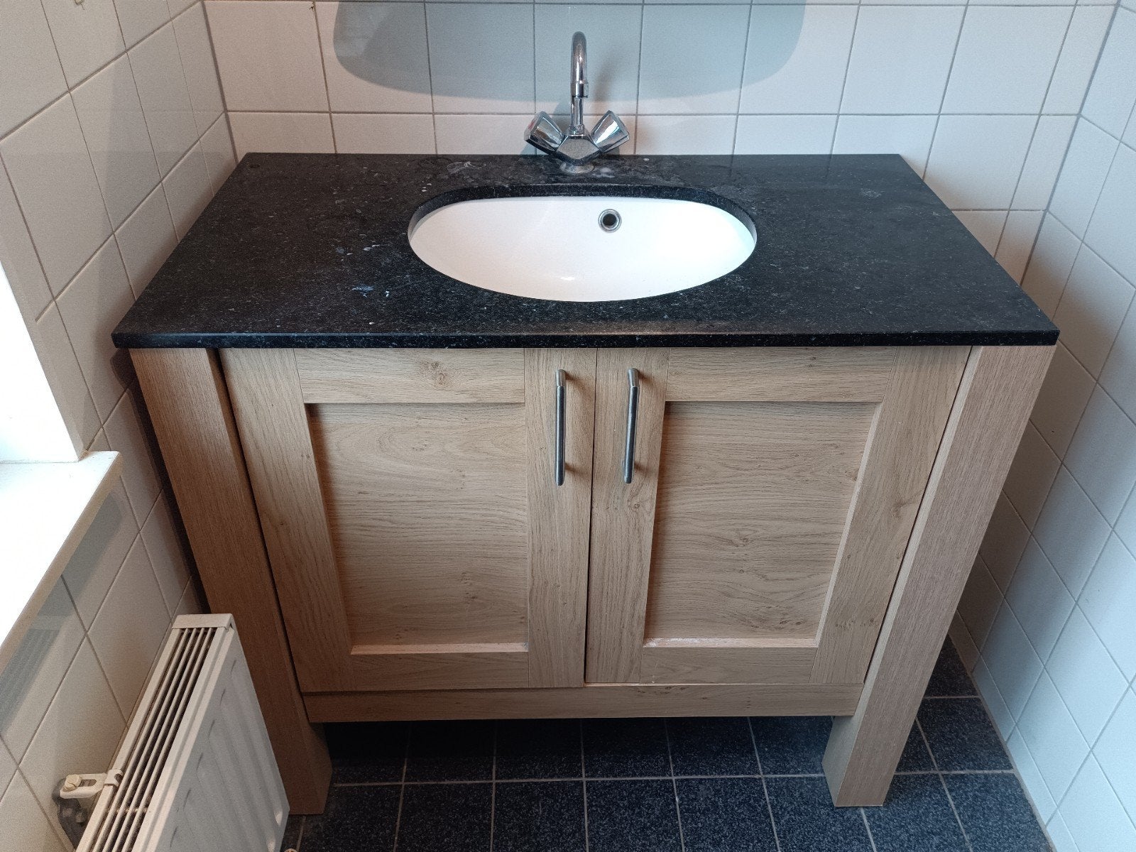 Badkamermeubel met zwart stenen blad, Huis en Inrichting, Badkamer | Badkamermeubels, Gebruikt, Wasbak of Wastafel, Minder dan 100 cm