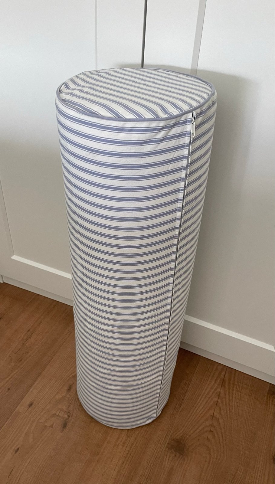 IKEA DUNVIK rolkussen met blauw-wit gestreepte hoes, Ophalen, Zo goed als nieuw, Blauw, Cilindervormig