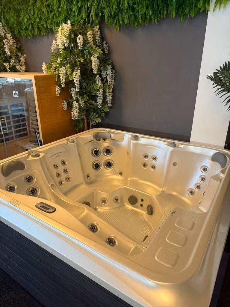 Showmodel Riptide Jacuzzi / Spa – Luxe 5-persoons, Ophalen, Nieuw, Trap, Vast