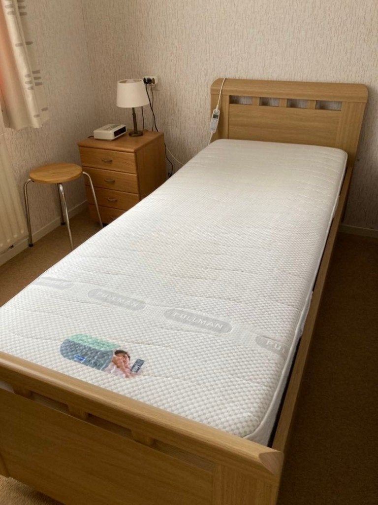 Seniorenledikant met lattenbodem en matras, Ophalen, Verstelbaar, 90 cm, Eenpersoons