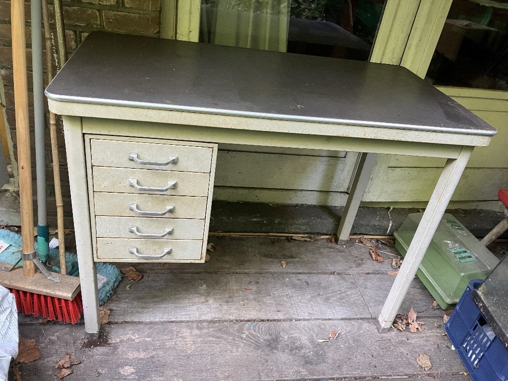 Gratis ophalen: vintage kinderbureau met wat schade, Huis en Inrichting, Ophalen, Gebruikt, Met lades, Metaal