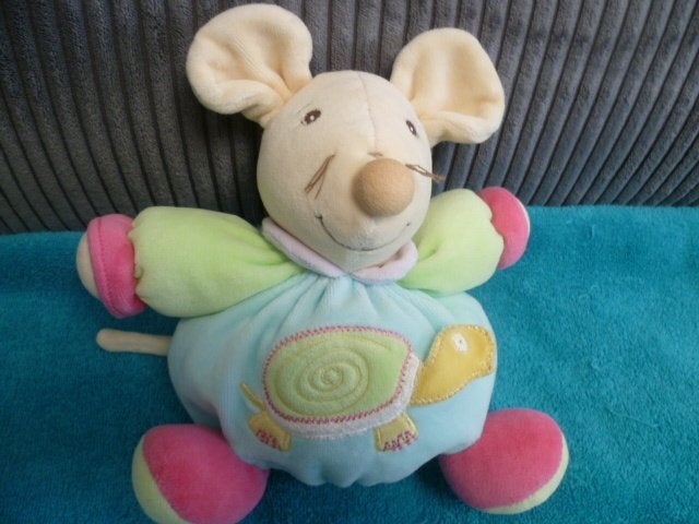 Gekleurde velours muis knuffel met slak op buik van Kaloo, Muis, Ophalen of Verzenden, Zo goed als nieuw, Middelgroot (20 tot 80 cm)