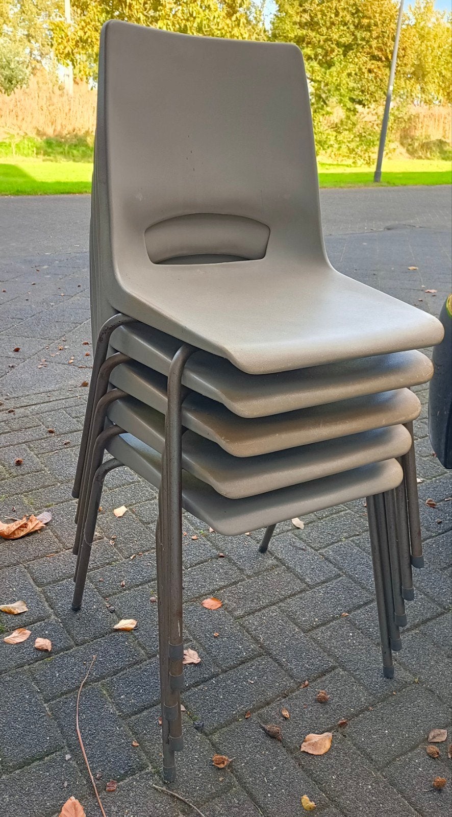 Set van 5 stapelbare stoelen - Grijs kunststof en metaal, Huis en Inrichting, Ophalen, Praktisch, Stapelbaar, Grijs, Vijf, Zes of meer stoelen