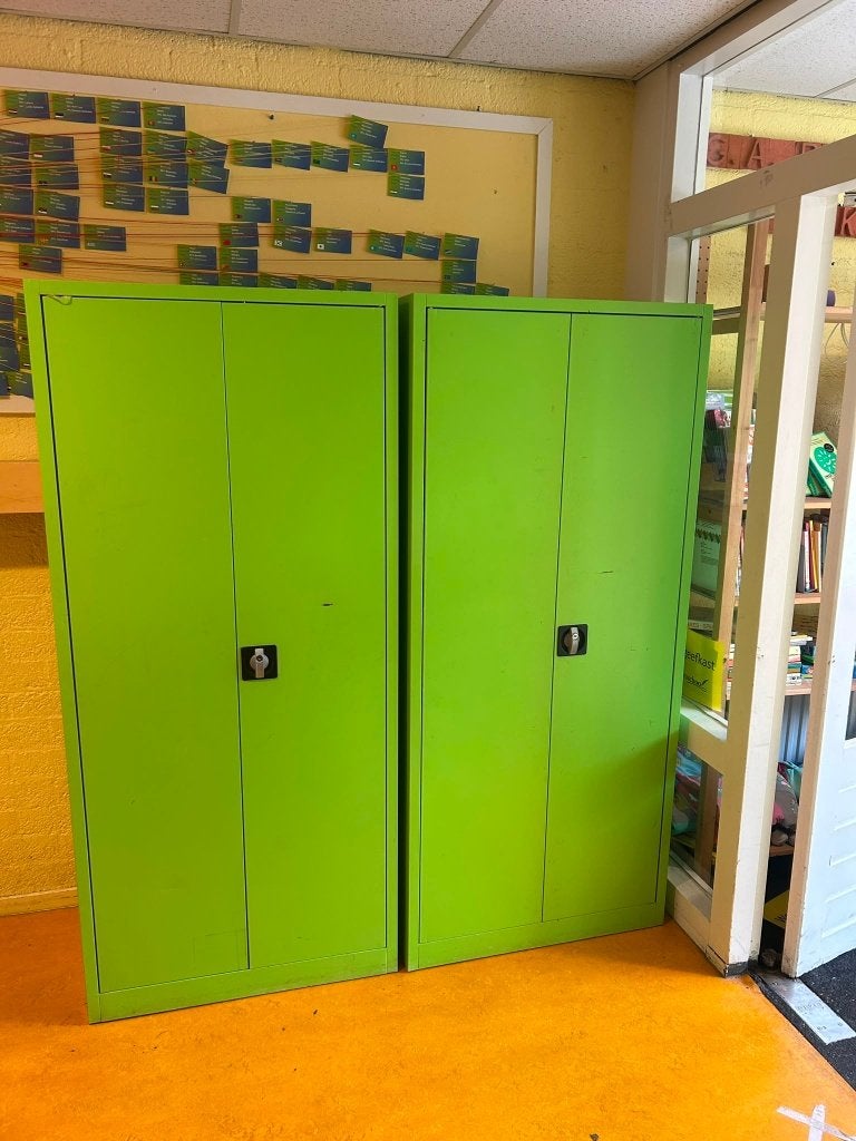 groene metalen kast 2 x, Ophalen, Gebruikt