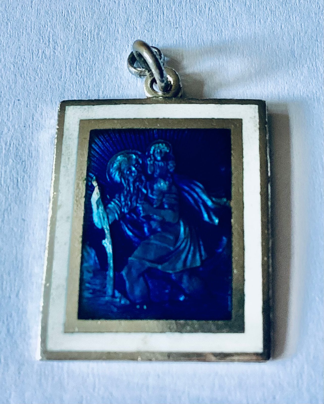 Geëmailleerde hanger met afbeelding van Sint Christoffel., Ophalen of Verzenden, Zo goed als nieuw