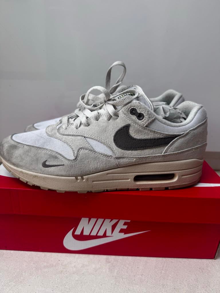 Nike Air Max 1  Sail Ironstone - Maat 45, Kleding | Heren, Schoenen, Ophalen of Verzenden, Gedragen, Overige kleuren, Sneakers of Gympen