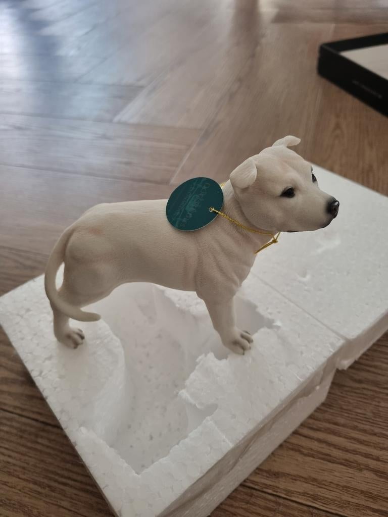 The Leonardo Collection | Staffordshire Bull Terrier Beeldje, Verzamelen, Ophalen of Verzenden, Nieuw, Hond of Kat, Beeldje of Figuurtje