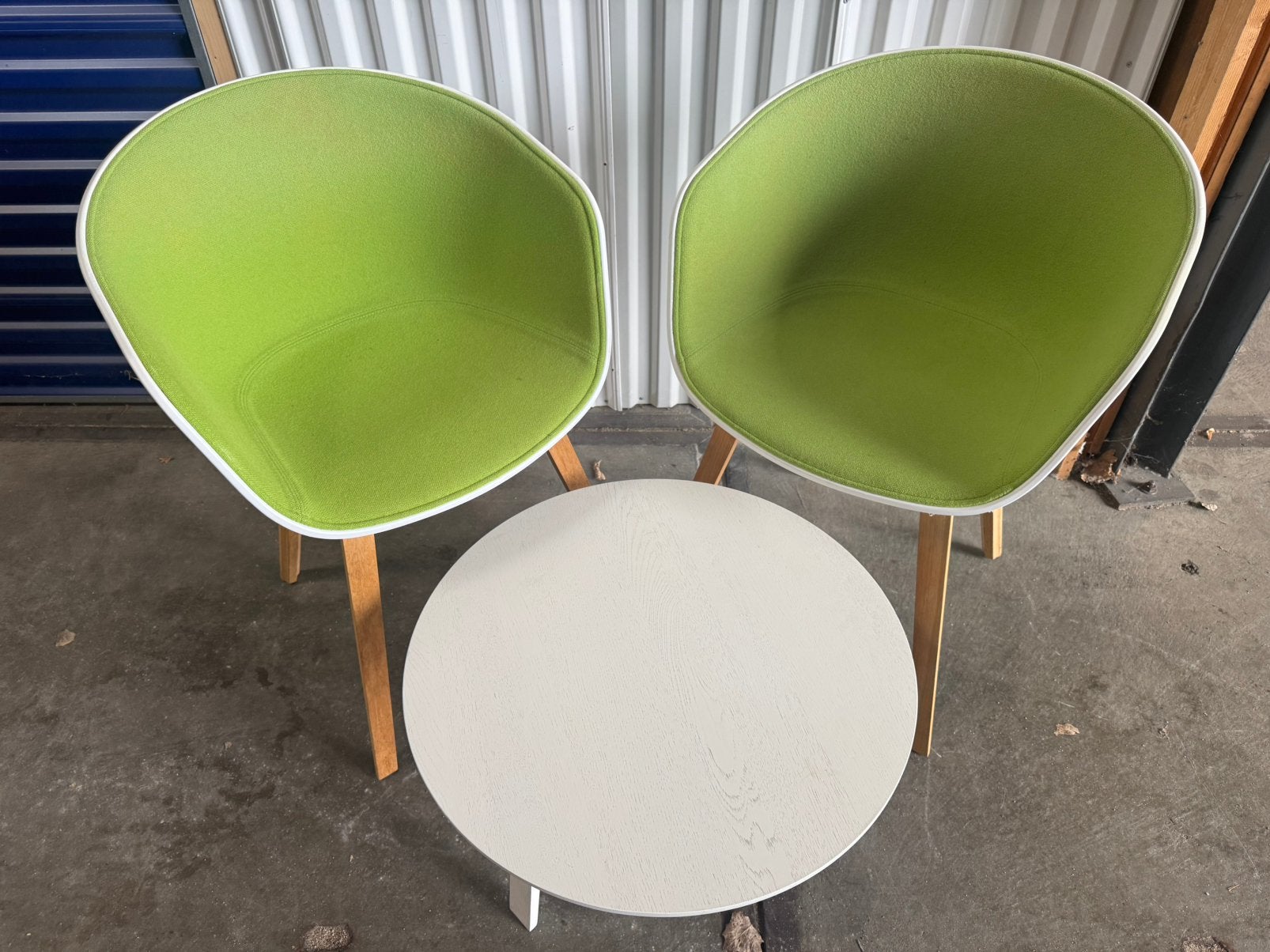 8 stoelen en 4 tafeltjes, Ophalen, Zo goed als nieuw, Twee