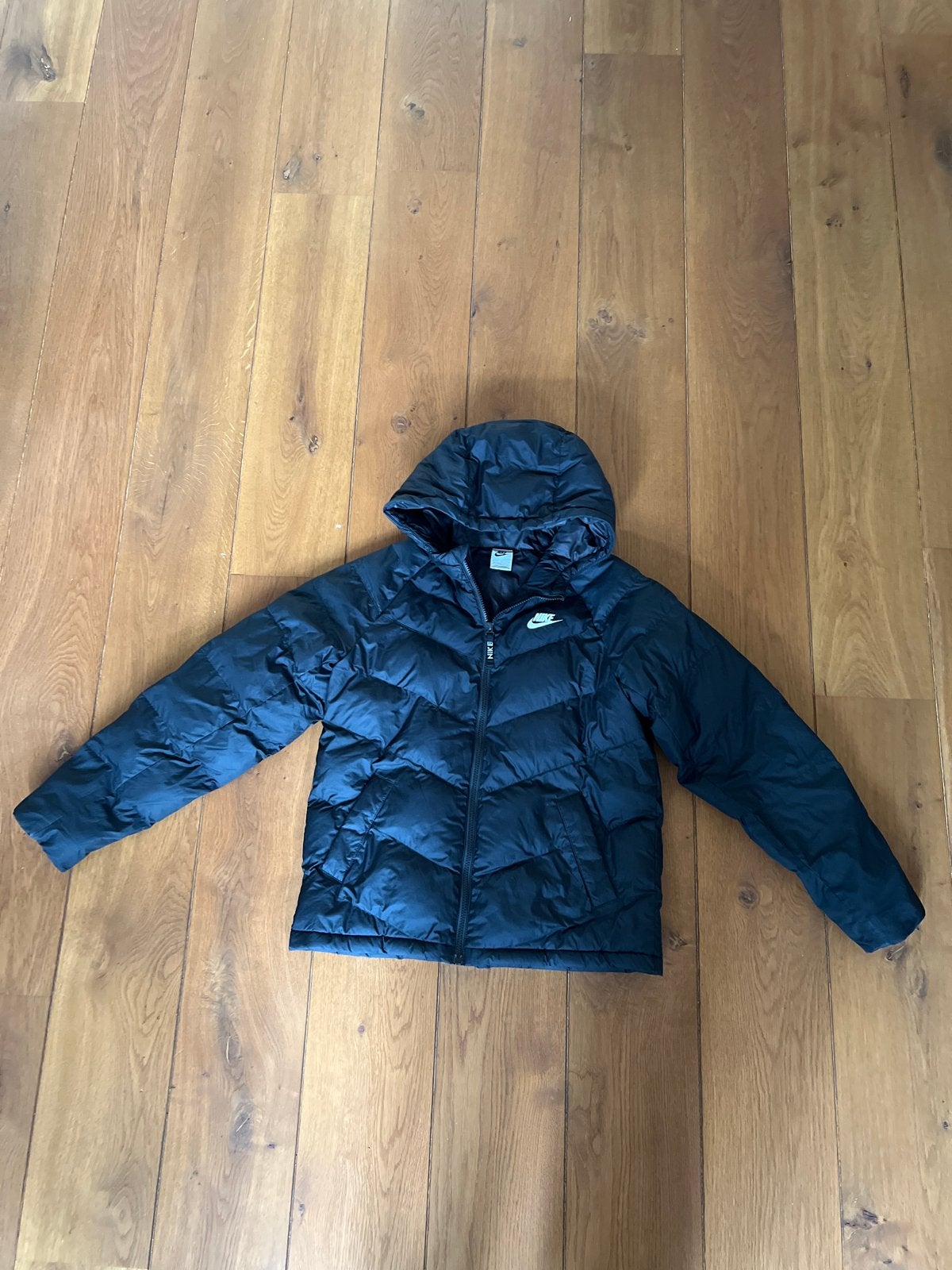 Nike Puffer Jas Zwart - Maat XL (158-170 cm), Ophalen of Verzenden, Zo goed als nieuw, Jongen of Meisje