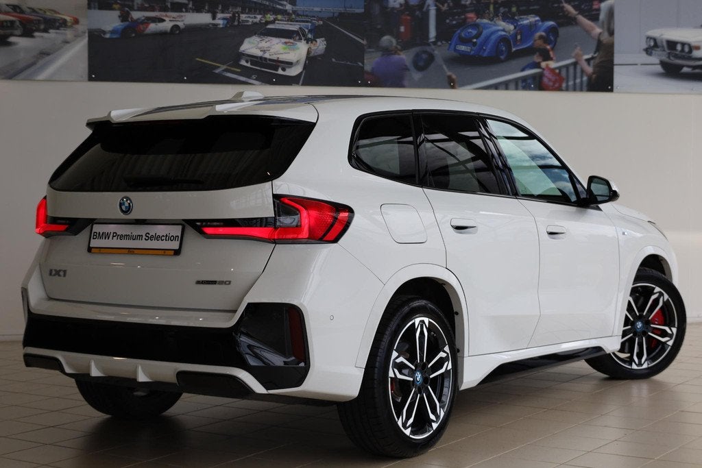 BMW iX1 eDrive20 | M Sportpakket Pro | Achteruitrijcamera |, Auto's, BMW, Gebruikt, 750 kg, Met garantie (alle), Wit