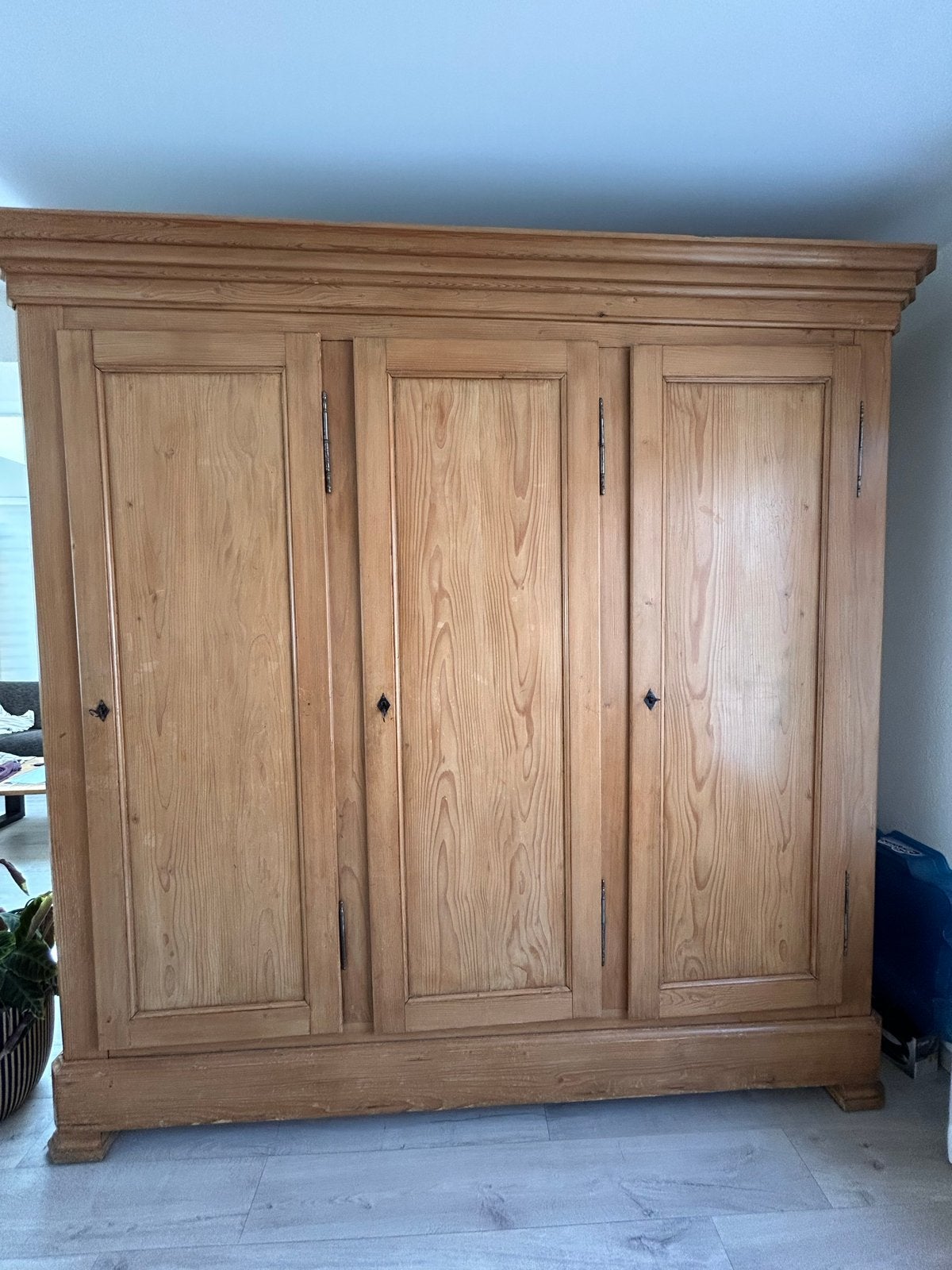 Antieke grenen kast met 3 deuren zeer groot (235bx232hx46d), Ophalen