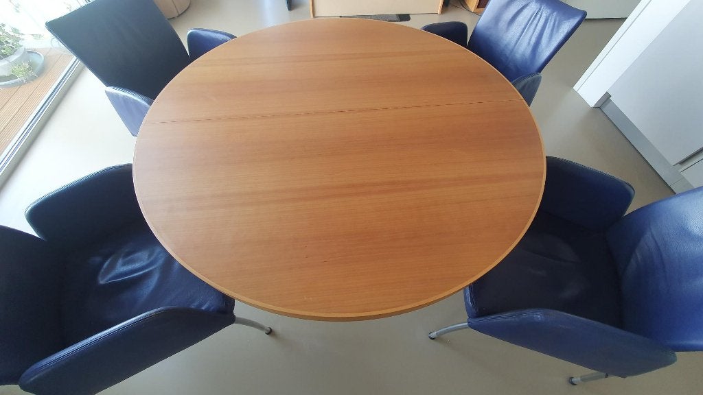 Uitschuifbare ronde eettafel, kersenhout fineer.