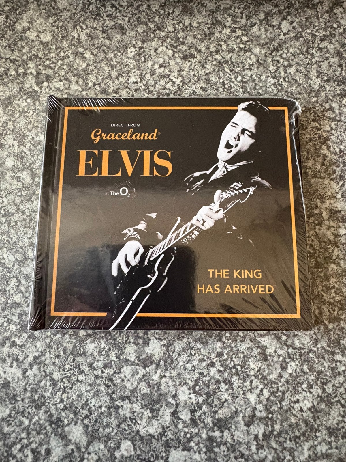 Elvis Direct From Graceland The O2 The King Has Arrived 2CD, Nieuw in verpakking, Inclusief doosje, Album, Verzenden