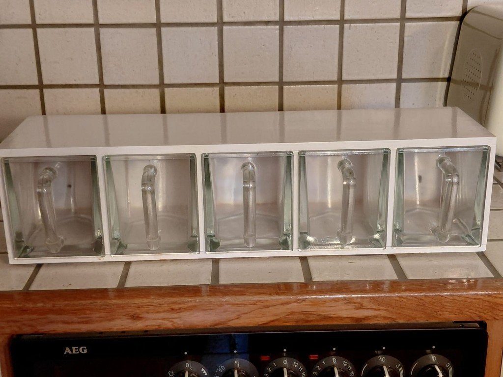 Oud houten keukenrek met 5 glazen grutterbakjes, Ophalen